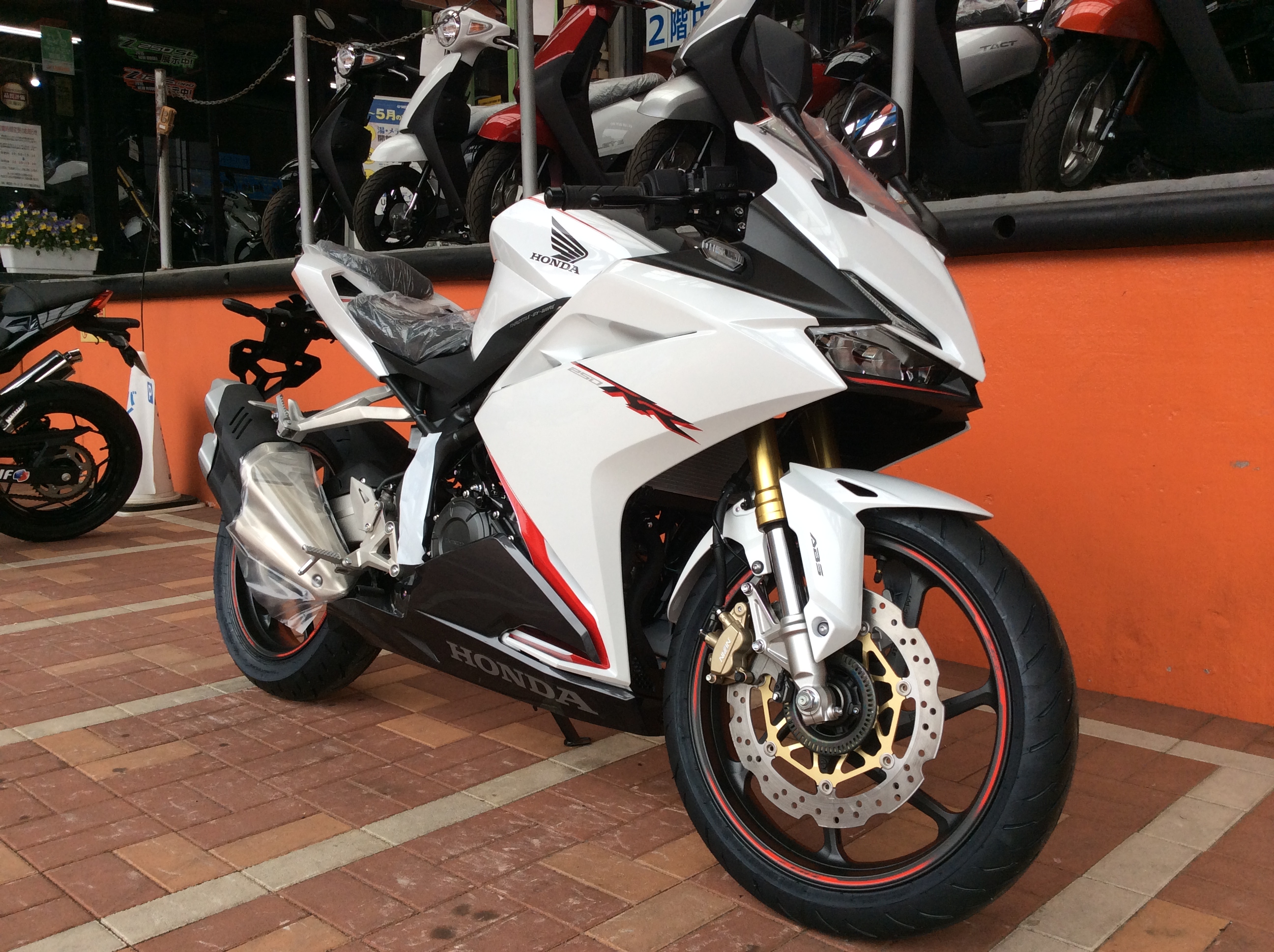 Cbr250rr新色入荷 最新情報 U Media ユーメディア 中古バイク 新車バイク探しの決定版 神奈川 東京でバイク探すならユーメディア